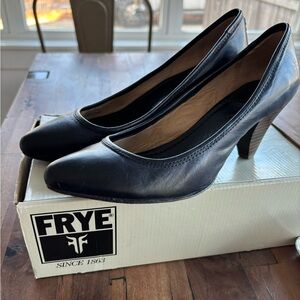 Frye Regina Pump